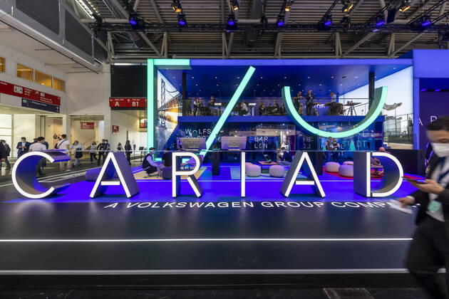 Cariad SE (Eigenschreibweise CARIAD) ist eine Automotive-Software-Tochter im Volkswagen-Konzern. Der Konzern bündelt in ihr seine Software-Entwicklung, einschließlich der Arbeit an einer einheitlichen Software-Plattform für alle Pkw-Marken des Volkswagen-Konzerns, dem vw.os und der Volkswagen Automotive Cloud. IAA MOBILITY in München. DEU, Deutschland, Bayern, München, Munich, 06.09.2021.