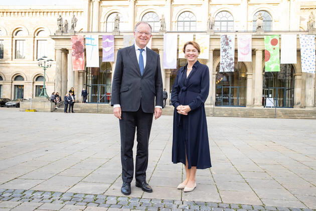 Hannover, Niedersächsischer Staatspreis 2020 Verleihung in der Staatsoper, der Preis geht an die Unternehmerin Edith Bischof und den Pianisten Igor LevitDer Niedersächsische Staatspreis für das Jahr 2020 (SIC!) geht je zur Hälfte an die Unternehmerin Edith Bischof und den Pianisten Igor Levit. Die Laudatio auf Edith Bischof hält Elke Büdenbender ( Frau unseres Bundespräsidenten, die Laudatio auf Igor Levit der Journalist und Moderator Jo Schück, Ministerpräsident Stephan Weil mit Elke Bütenbender,