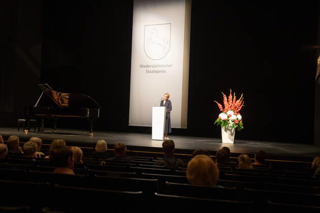 Hannover, Niedersächsischer Staatspreis 2020 Verleihung in der Staatsoper, der Preis geht an die Unternehmerin Edith Bischof und den Pianisten Igor LevitDer Niedersächsische Staatspreis für das Jahr 2020 (SIC!) geht je zur Hälfte an die Unternehmerin Edith Bischof und den Pianisten Igor Levit. Die Laudatio auf Edith Bischof hält Elke Büdenbender ( Frau unseres Bundespräsidenten, die Laudatio auf Igor Levit der Journalist und Moderator Jo Schück, Elke Büdenbender ( Frau unseres Bundespräsidenten hält die Laudatio,
