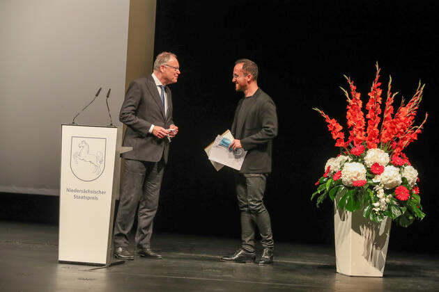 Hannover, Niedersächsischer Staatspreis 2020 Verleihung in der Staatsoper, der Preis geht an die Unternehmerin Edith Bischof und den Pianisten Igor Levit, Der Niedersächsische Staatspreis für das Jahr 2020 (SIC!) geht je zur Hälfte an die Unternehmerin Edith Bischof und den Pianisten Igor Levit. Die Laudatio auf Edith Bischof hält Elke Büdenbender ( Frau unseres Bundespräsidenten, die Laudatio auf Igor Levit der Journalist und Moderator Jo Schück, Ministerpräsident Stephan Weil überreicht den Preis an Igor Levit,