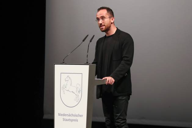 Hannover, Niedersächsischer Staatspreis 2020 Verleihung in der Staatsoper, der Preis geht an die Unternehmerin Edith Bischof und den Pianisten Igor Levit, Der Niedersächsische Staatspreis für das Jahr 2020 (SIC!) geht je zur Hälfte an die Unternehmerin Edith Bischof und den Pianisten Igor Levit. Die Laudatio auf Edith Bischof hält Elke Büdenbender ( Frau unseres Bundespräsidenten, die Laudatio auf Igor Levit der Journalist und Moderator Jo Schück, Ministerpräsident Stephan Weil überreicht den Preis an Igor Levit,