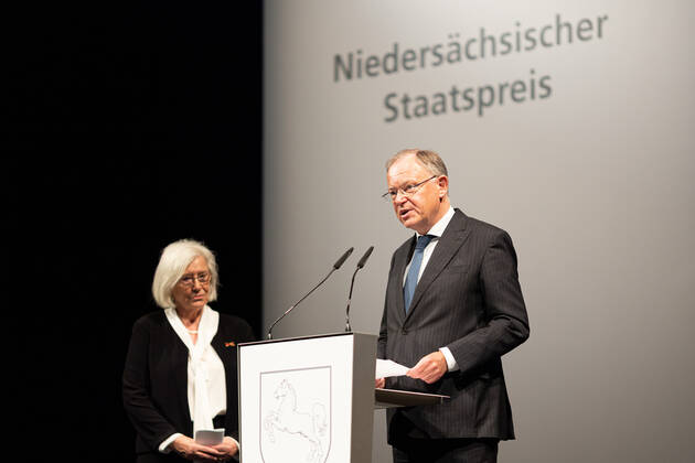 Hannover, Deutschland 13. September 2021: News - 2021 - Verleihung Niedersaechsischer Staatspreis 2020 - Staatsoper Hannover - 13.09.2021 Stephan Weil (SPD), Ministerpraesident von Niedersachsen, haelt eine Rede waehrend der Veranstaltung. Neben ihm steht Edith Bischof (Unternehmerin), eine der beiden Preistraeger. Mit dem Niedersaechsischen Staatspreis werden alle zwei Jahre Persoenlichkeiten ausgezeichnet, welche sich in verschiedenen Bereichen um das Land Niedersachsen verdient gemacht haben. Niedersachsen Copyright: xFotostandx xMattheyx