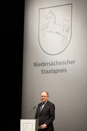 Hannover, Deutschland 13. September 2021: News - 2021 - Verleihung Niedersaechsischer Staatspreis 2020 - Staatsoper Hannover - 13.09.2021 Stephan Weil (SPD), Ministerpraesident von Niedersachsen, haelt eine Rede waehrend der Veranstaltung. Mit dem Niedersaechsischen Staatspreis werden alle zwei Jahre Persoenlichkeiten ausgezeichnet, welche sich in verschiedenen Bereichen um das Land Niedersachsen verdient gemacht haben. Niedersachsen Copyright: xFotostandx xMattheyx