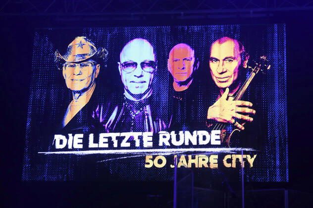 Entertainment Bilder des Tages Tourplakat mit Fritz Puppel, Toni Krahl, Manfred Hennig und Georgi Gogow von City beim Pressetermin anlässlich ihrer Abschiedstour 50 Jahre City - Die letzte Runde im Kesselhaus der Kulturbrauerei. Berlin, 14.09.2021