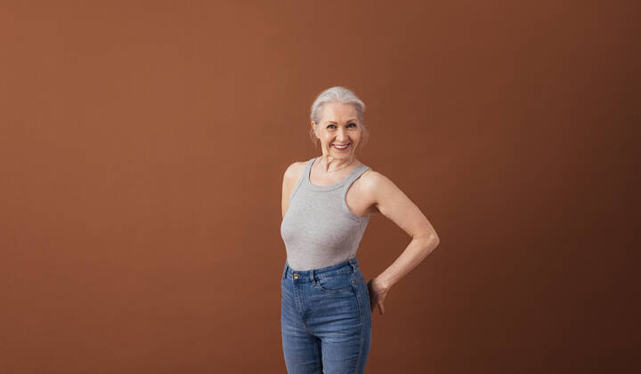 IMAGO Creative: Internationaler Frauenmonat, Gesundheit, Frauen in der Menopause Portrait of a mature woman in casuals standing at brown background in studio Portrait of a mature woman in casuals standing at brown background in studio Copyright: xxArtemxVarnitsinx