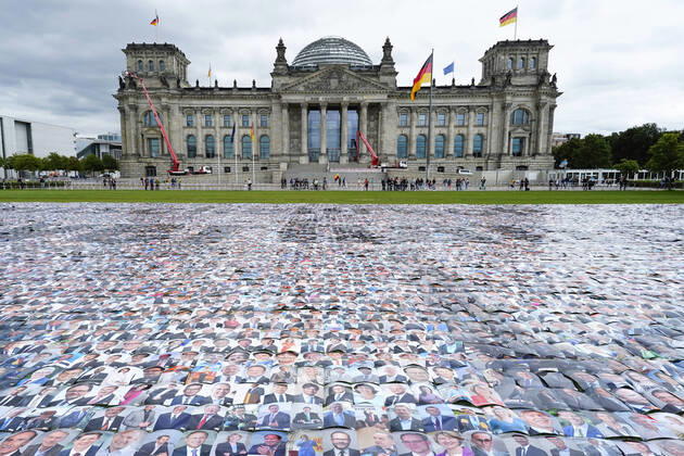 Bilder des Jahres 2021, News 09 September News Themen der Woche KW37 News Bilder des Tages Aktion von Seebruecke mit dem Thema 48.000 Mal Abschottung Aktuell, 16.09.2021, Berlin, Aktion der Organisation Seebruecke mit dem Thema 48.000 Mal Abschottung vor dem Platz der Republik - Grossaktion und Kundgebung zum Thema Menschenrechte sind unverhandelbar! mit den Bildern von Bundestagsabgeordneten. Berlin Berlin Deutschland