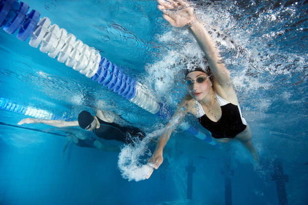 IMAGO Creative: Internationaler Frauenmonat, Mädchen im Sport Swimmers racing in pool, 06.01.2012, Copyright: xZacxMacaulayx wearing,exercising,kicking,reaching,recreation,copy space,low angle view,motion,three quarter length,underwater,power concept,competition,effort,fitness,freedom,healthy lifestyle,skill,strength,winning,young adult,20 to 24 years,pre-adolescent child,teenager,caucasian ethnicity,girl,teenage girl,woman,young woman,opponent,three people,athlete,swimmer,indoors,swimming pool,lane,goggles,energy,arms open,speed,sport,bubble,lap,obscured face,small group,swimming,only female,Kicking,Reaching,Swimming,Winning,Arms Outstretched,Sitting,Lap,Caucasian Ethnicity,Young Adult,20-24 Years,Pre-Adolescent Child,Teenager,Female,Women,Young Women,Young Adult Woman,Girls,Girl,Teenage Girls,Tee Ref:35zm0026rm