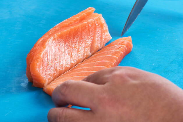 lachs,aufschneiden,lachsfilet,lachse,schneiden,lachskotelett,lachssteak