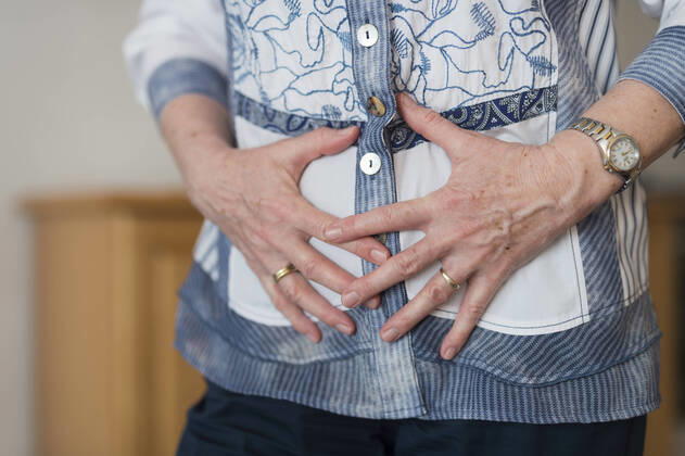 IMAGO Creative: Internationaler Frauenmonat, Gesundheit, Frauen in der Menopause magenschmerzen,bauchschmerz,bauchschmerzen,bauchweh,magenschmerz,schmerz,schmerzen
