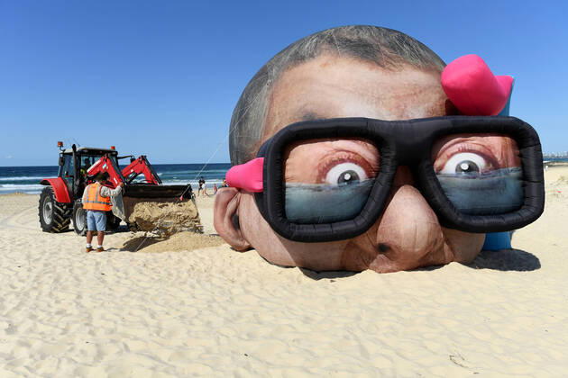 Bilder des Jahres 2021, News 09 September News Themen der Woche KW37 News Bilder des Tages SWELL SCULPTURE FESTIVAL GOLD COAST, Workmen are seen placing sand next to the sculpture by artist Danger Dave titled Damien Hirst looking for sharks at the Swell Sculpture Festival at Currumbin Beach on the Gold Coast, Friday, September 17, 2021. The Swell Sculpture Festival is the largest outdoor art exhibition in Queensland and features 65 large scale contemporary sculptures set along Currumbin Beach. ( NO ARCHIVING, EDITORIAL USE ONLY, NO USE IN BOOKS WITHOUT CONSENT BRISBANE QLD AUSTRALIA Copyright: xDARRENxENGLANDx 20210917001576994830