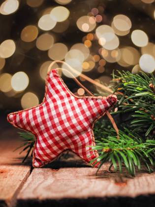 IMAGO Creative: Weihnachten, DIY, Geschenke verpacken - Nachhaltigkeit stern,anhänger,christbaumschmuck,sterne,homonym,hänger,baumschmuck,tannenbaumschmuck,weihnachtsbaumschmuck