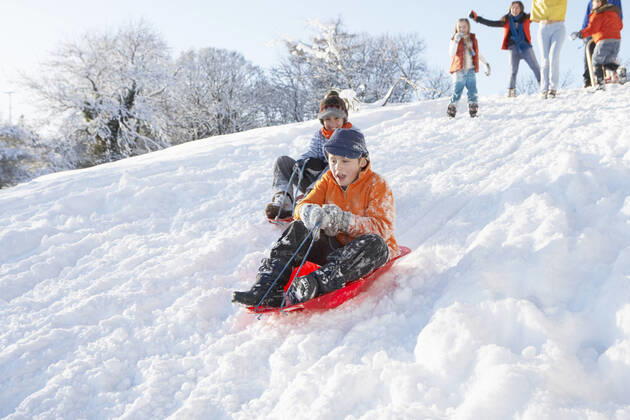 IMAGO Creative: Alternativer Wintersport rodeln,familie,schlittenfahrt,schlittenfahren,familien,schlitten fahren