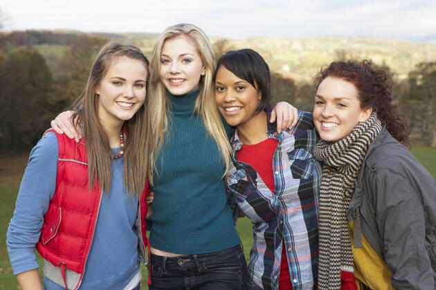IMAGO Creative: Gesellschaft, Integration freundschaft,freundinnen,clique,befreundet,freund,freunde,freundschaften,freundin,freundeskreis
