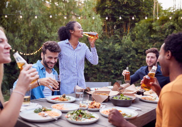 glücklich,freunde,takeaway,gartenparty,glück,glücklichsein,befreundet,freund,freundschaft,gartenfest,gartenfeste,gartenparties,party,sommerfest,sommerparty