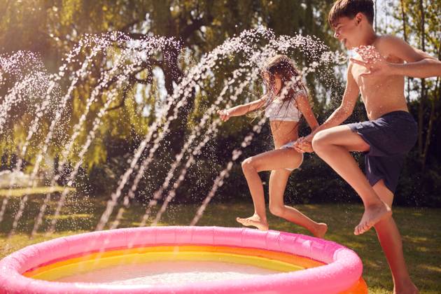 sommer,abkühlung,geschwister,planschbecken,sommerlich,abkühlen,kühlen,kühlung,schwimmbecken
