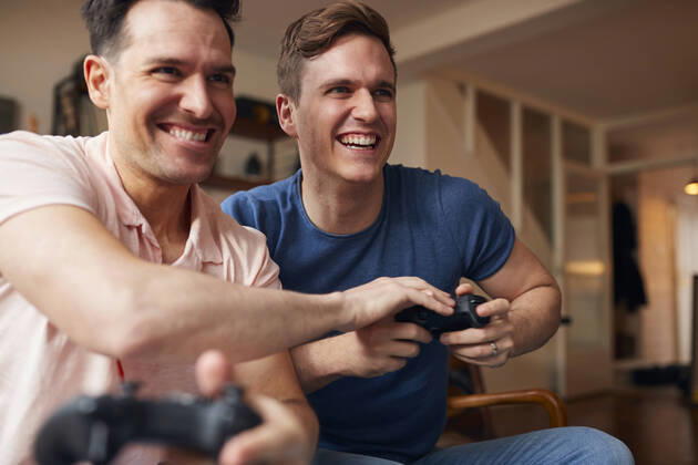 IMAGO Creative, Lifestyle, Gaming zuhause,zocken,freunde,konsolenspiel,häusliches leben,zu hause,befreundet,freund,freundschaft,konsole,konsolenspiele,spielekonsole,spielkonsole,videospiel