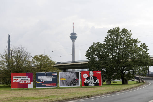 Dusseldorf Nordrhein-Westfalen Deutschland 17. September 2021. Kampagne für die Bundestagswahl am 26. September. Wahlkampfplakate der Die Linke, CDU, FDP, SPD mit TV turm Dusseldorf Nordrhein-Westfalen Germany 17th September 2021. Campaign for the German National parliamentary elections to be held on 26th September. Election campaign posters for the Die linke, CDU, FDP, SPD with the TV tower beyond.