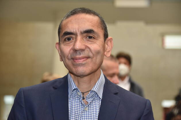 Der Mediziner Ugur Sahin - Köln ehrt die Biontech Gründer im Rathaus. Die beiden Forscher tragen sich in das Goldene Buch der Stadt ein und die Universität Köln verleiht ihnen die Ehrendoktorwürde.