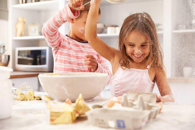 IMAGO Creative: Jahreszeit Winter, Fantasievoll drinnen spielen kind,backen,geschwister,kids,kinder,backe,homonym