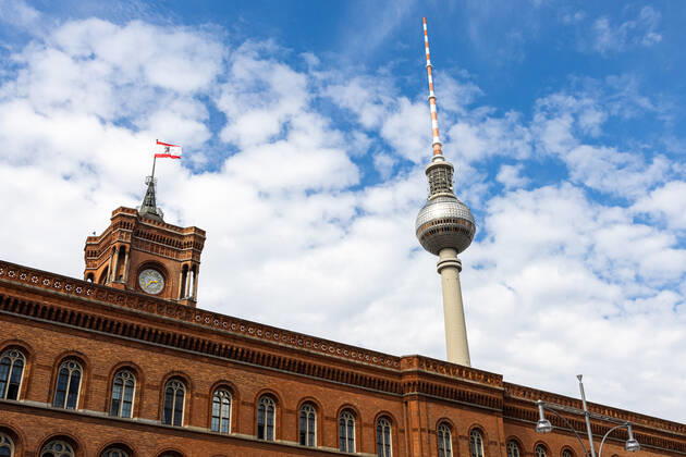 Redaktionell, Berliner Fernsehturm zusammen mit dem Roten Rathaus im August 2021. Copyright: xBEAUTIFULxSPORTS KJPetersx