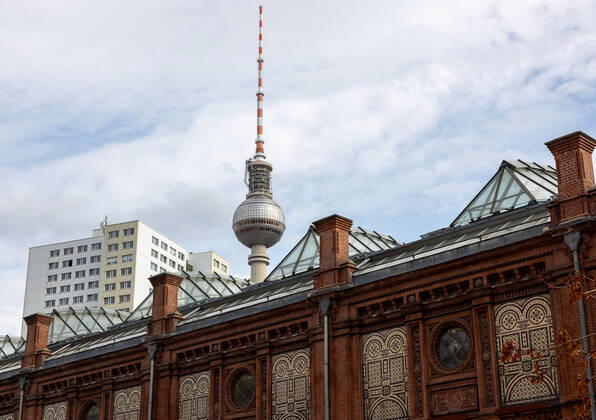 Redaktionell, Berliner Fernsehturm zusammen mit dem Bahnhof Hackescher Markt im August 2021. Copyright: xBEAUTIFULxSPORTS KJPetersx