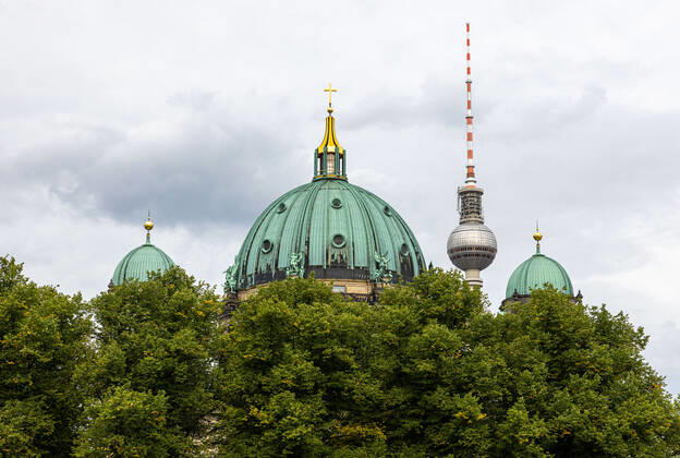 Redaktionell, Berliner Fernsehturm zusammen mit den Kuppeln des Berliner Doms im August 2021. Copyright: xBEAUTIFULxSPORTS KJPetersx