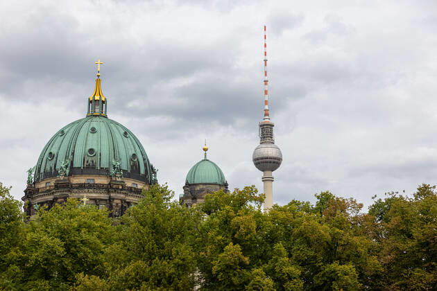 Redaktionell, Berliner Fernsehturm zusammen mit den Kuppeln des Berliner Doms im August 2021. Copyright: xBEAUTIFULxSPORTS KJPetersx