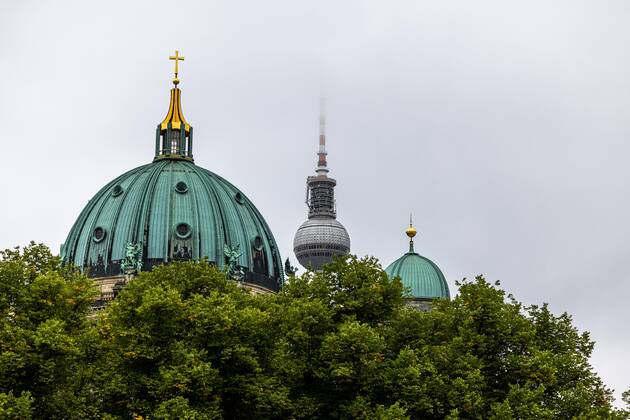 Redaktionell, Berliner Fernsehturm zusammen mit den Kuppeln des Berliner Doms im August 2021. Copyright: xBEAUTIFULxSPORTS KJPetersx