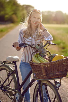 IMAGO Creative: Jahreszeit Frühling, Picknick früchte,feldweg,fahrradkorb,frucht,obst,feldwege,weg,wege,wirtschaftsweg,wirtschaftswege,fahrradkörbe