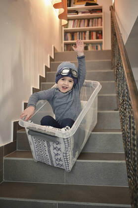 IMAGO Creative: Jahreszeit Winter, Fantasievoll drinnen spielen junge,schlitten fahren,treppenstufen,jungen,rodeln,schlittenfahren,stufe,stufen,treppenstufe