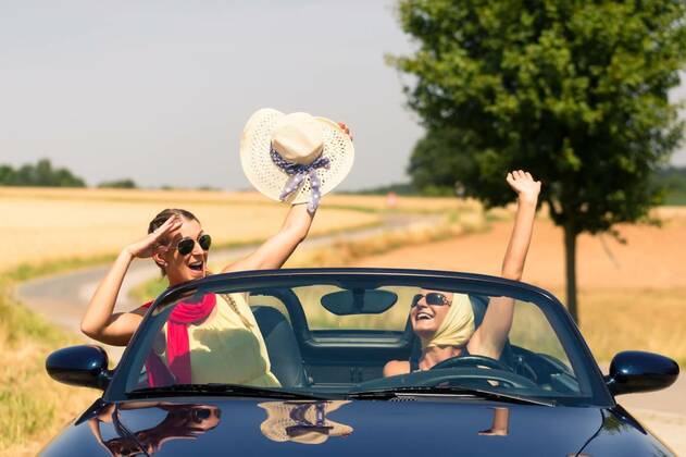  friends having summer joyride in convertible car model released, Symbolfoto, 11.10.2020, Copyright: xKzenonx Panthermedia21497749