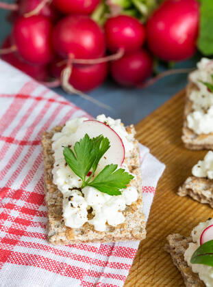IMAGO Creative, Sommer, Food, Radieschen knäckebrot,frischkäse,knäcke,knäckebrote