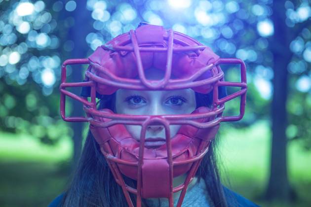 IMAGO Creative: Internationaler Frauenmonat, Mädchen im Sport Portrait of staring teenage girl in park wearing red umpire mask, 17.06.2015, Copyright: xBrunoxGorix, model released, wearing,looking at camera,staring,brown hair,red,front view,portrait,concealment,intimidation,adolescence,protection,baseball object,16 to 17 years,female,teenage girl,only one teenage girl,one person,baseball player,park,day,hooded top,long hair,lifestyle,leisure,sport,baseball sport,youth culture,defending,only female,health-and-safety,caged,June 2015 Release,umpire mask,Hiding,Physical Activity,Defending,Teenager,Late Teens,16-17 Years,Female,Girls,Teenage Girls,Teenage Girl,Athlete,Baseball Player,Adolescence,Conflict,Oppression,Intimidation,Protection,Red,Long Hair,One Person,Looking At Camera,Front View,Brown Hair, Ref:IS09AS0X3