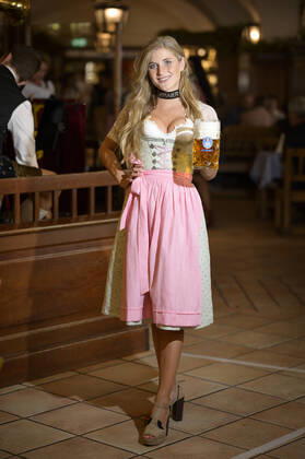 Bilder des Jahres 2021, Entertainment 09 September Entertainment Themen der Woche KW37 Entertainment Bilder des Tages Playboy Wiesn-Playmate Vanessa Teske (26) im Hofbräuhaus - Eröffnung der Wirtshauswiesn 2021, München 18.09.2021