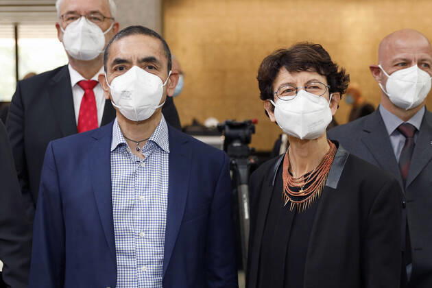 Ugur Sahin und Özlem Türeci, die Gründer des Biotechnologie-Unternehmens Biontech, bei der Verleihung der Ehrendoktorwürde der Medizinischen Fakultät der Uni Köln und der Eintragung ins Goldene Buch der Stadt Köln. Köln, 17.09.2021