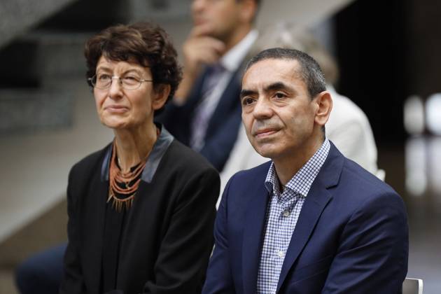 Özlem Türeci und Ugur Sahin, die Gründer des Biotechnologie-Unternehmens Biontech, bei der Verleihung der Ehrendoktorwürde der Medizinischen Fakultät der Uni Köln und der Eintragung ins Goldene Buch der Stadt Köln. Köln, 17.09.2021