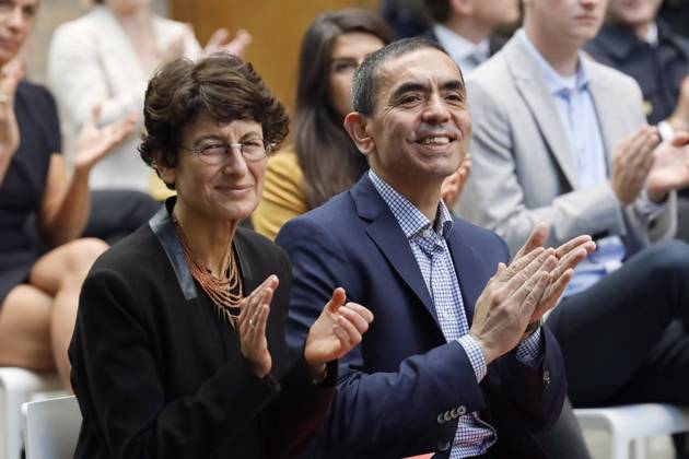 Özlem Türeci und Ugur Sahin, die Gründer des Biotechnologie-Unternehmens Biontech, bei der Verleihung der Ehrendoktorwürde der Medizinischen Fakultät der Uni Köln und der Eintragung ins Goldene Buch der Stadt Köln. Köln, 17.09.2021