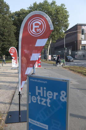 Düsseldorf Nordrhein-Westfalen Deutschland 18. September 2021. Am Rheinufer bietet eine mobile Einrichtung Fans des örtlichen Fußballvereins Fortuna Düsseldorf 1895 eine Corona-Impfung an. Dusseldorf Nordrhein-Westfalen Germany 18th September 2021. On the banks of the Rhine a mobile facility offers a corona vaccine jab to fans of the local football club Fortuna Dusseldorf 1895.