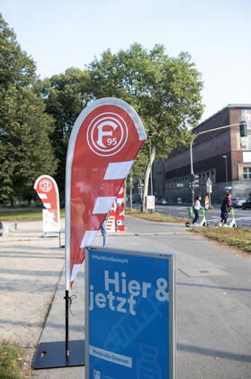 Düsseldorf Nordrhein-Westfalen Deutschland 18. September 2021. Am Rheinufer bietet eine mobile Einrichtung Fans des örtlichen Fußballvereins Fortuna Düsseldorf 1895 eine Corona-Impfung an. Dusseldorf Nordrhein-Westfalen Germany 18th September 2021. On the banks of the Rhine a mobile facility offers a corona vaccine jab to fans of the local football club Fortuna Dusseldorf 1895.