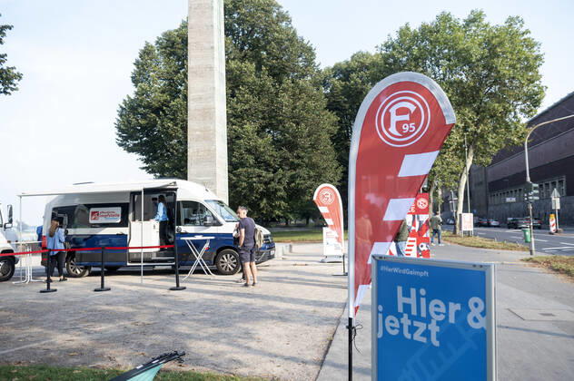 Düsseldorf Nordrhein-Westfalen Deutschland 18. September 2021. Am Rheinufer bietet eine mobile Einrichtung Fans des örtlichen Fußballvereins Fortuna Düsseldorf 1895 eine Corona-Impfung an. Dusseldorf Nordrhein-Westfalen Germany 18th September 2021. On the banks of the Rhine a mobile facility offers a corona vaccine jab to fans of the local football club Fortuna Dusseldorf 1895.