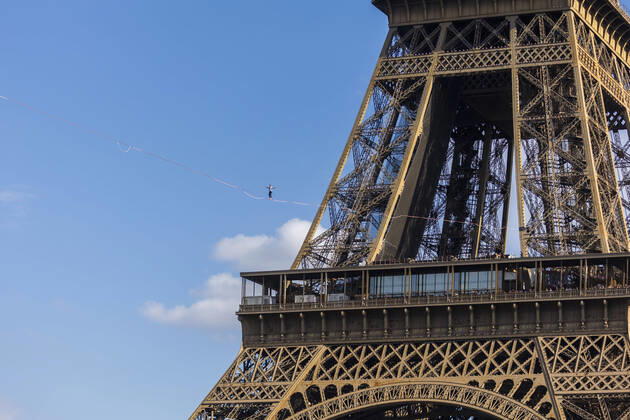 Bilder des Jahres 2021, News 09 September News Themen der Woche KW37 News Bilder des Tages Paris, France September 18, 2021 - Nathan Paulin, highline specialist, travels the 600 meters distance between the Eiffel Tower and the Palais De Chaillot, 70 m above the void. The highline is the art of moving on a thin strap of about 3 cm, stretched between two points like a tightrope walker. HIGHLINE, ACROBATE, TOUR EIFFEL, SHOW, SPECTACLE, INSOLITE, SPORT EXTREME, MONUMENT, DIVERTISSEMENT, IMPRESSIONNANT, AVENTURE, ADRENALINE, HORS NORME, ART, VIDE, MARCHER SUR UN FIL, Copyright: xVincentxIsorex