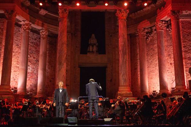 Bilder des Jahres 2021, Entertainment 09 September Entertainment Themen der Woche KW37 Italian tenor Andrea Bocelli performs on stage at Merida s Roman Theatre, in Merida. western Spain, 18 September 2021, as part of the Stone Music Festival. Andrea Bocelli in Merida !ACHTUNG: NUR REDAKTIONELLE NUTZUNG!  Copyright: xJeroxMoralesx GRAF3830 20210918-3d8db074199fbf95be87ca2ef3fc31289bbf38fa