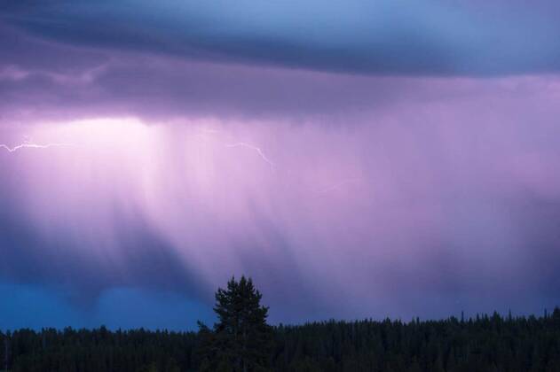 IMAGO Creative: Ende des Sommers  Over Norris Canyon Thunderstorm Lightning Strikes Yellowstone National Park, 11.10.2020, Copyright: xChrisBoswellx Panthermedia21982713