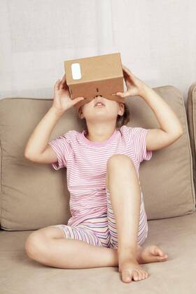 Young girl watching virtual reality. model released, Symbolfoto, 12.10.2020, Copyright: xeskymaksx Panthermedia22022747