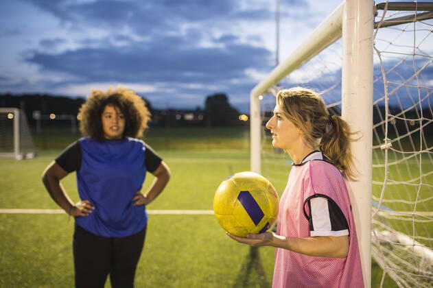 IMAGO Creative: Internationaler Frauenmonat, Mädchen im Sport Women s football team practice, Hackney, East London, UK, 12.10.2017, Copyright: xBenxPipexPhotographyx, model released, wearing,practising,focus on foreground,waist up,girl power,real people,achievement,athleticism,bonding,competition,fitness,teamwork,ball,soccer ball,floodlight,goalpost,20 to 24 years,16 to 17 years,caucasian ethnicity,mixed race ethnicity,multi-ethnic group,female,girl,teenage girl,woman,young woman,two people,soccer player,goalkeeper,united kingdom,london,outdoors,night,soccer pitch,soccer uniform,communication,afro,leisure,sport,soccer,active lifestyle,empowered,only female,hackney,sports bib,October 2017 Release,Practising,Caucasian Ethnicity,Mixed Race Person,Multi-Ethnic Group,Young Adult,20-24 Years,Teenager,Lat Ref:IS09B8U0G