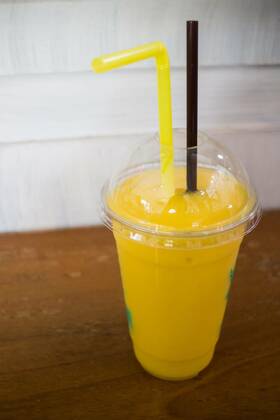  Delicious mango smoothies on wooden table, 12.10.2020, Copyright: xnalinratphix Panthermedia22641733