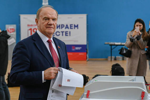 Bilder des Jahres 2021, News 09 September News Themen der Woche KW37 News Bilder des Tages (210919) -- MOSCOW, Sept. 19, 2021 -- Gennady Zyuganov, chairman of the Central Committee of the Communist Party of the Russian Federation, votes during the elections of the State Duma in Moscow, Russia, Sept. 19, 2021. Russia holds elections for deputies of the State Duma, or the lower house of parliament, from Sept. 17 to 19. ) RUSSIA-MOSCOW-STATE DUMA-ELECTIONS EvgenyxSinitsyn