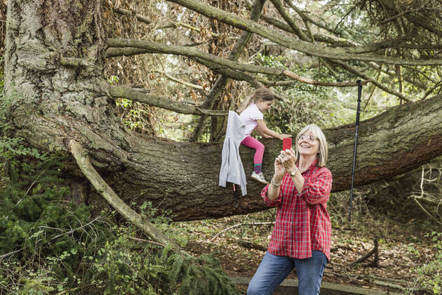 IMAGO Creative: Jahreszeit Frühling, Picknick Grandmother taking selfie with granddaughter sitting on tree, Port Townsend, Washington, USA, 01.02.2019, Copyright: xAlanxGrafx washington,4 to 5 years,65 to 69 years,bonding,casual clothing,caucasian ethnicity,child,childhood,communication,connections,day,family,February 2019 Release,female,forest,front view,girl,granddaughter,grandmother,happiness,innocence,jeans,leggings,leisure,lifestyle,love,memories,outdoors,plaid shirt,playing,port townsend,pride,rural,selfie,senior woman,sharing,sitting,smartphone,smiling,technology,three quarter length,togetherness,travel,travel destination,tree,t-shirt,two people,united states of america,using smartphone,vacation,wearing,woman,Photographing,Playing,Sitting,Caucasian Ethnicity,Senior Adult,65-6 Ref:IS09BY2Q2