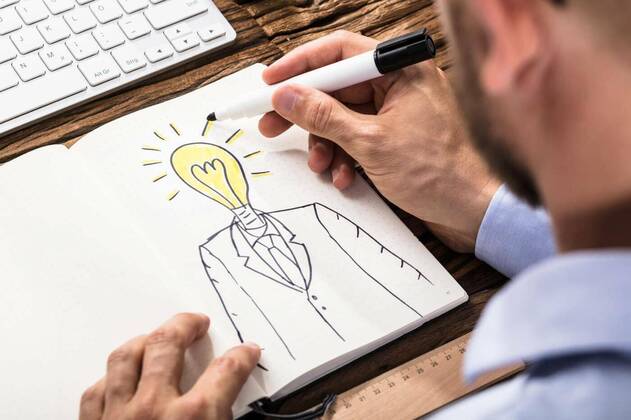  Businessman Drawing A Person With Light Bulb Head model released, Symbolfoto, 12.10.2020, Copyright: xAndreyPopovx Panthermedia22900159