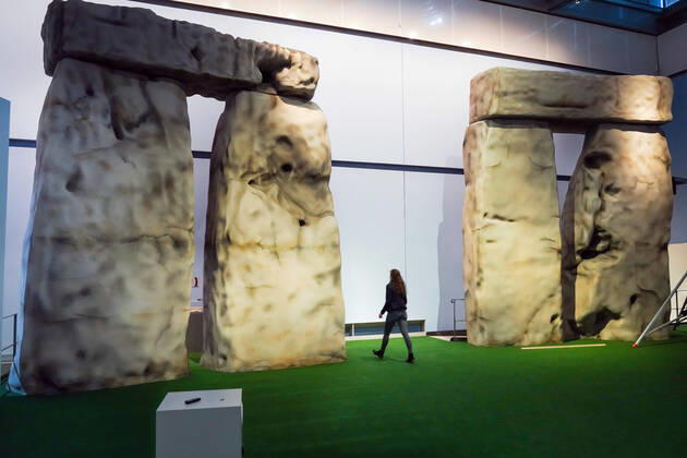 Bilder des Jahres 2021, News 09 September News Themen der Woche KW38 News Bilder des Tages Die Ausstellung Stonehenge in Herne startet am Donnerstag (23.09.2021) im LWL-Museum fuer Archaeologie (Foto vom 20.09.2021). In der weltweit ersten auf Laserscandaten basierenden Eins-zu-eins-Rekonstruktion sollen die Ausmasse des mehr als 4.000 Jahre alten Steinkreises erlebbar gemacht werden, wie der Landschaftsverband Westfalen-Lippe (LWL) am Montag in Herne erklaerte. Zudem werden aktuelle Forschungsergebnisse erstmals der Oeffentlichkeit praesentiert und Parallelen zur westfaelischen Archaeologie gezogen. Die Schau ist bis zum 25. September 2022 zu sehen. (Siehe epd-Meldung vom 20.09.2021) Stonehenge in Herne praesentiert Steinkreis-Rekonstruktion